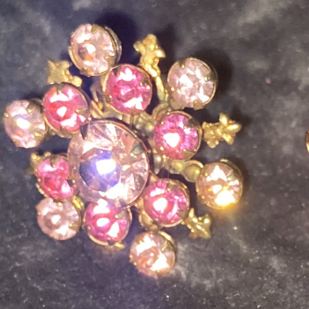Vintage pink rhinestone and gold toned flower 🌸 clip on earrings - Picture 11 of 11
